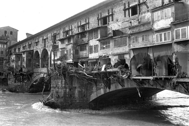 Ponte Vecchio depois que as águas começaram a baixar.