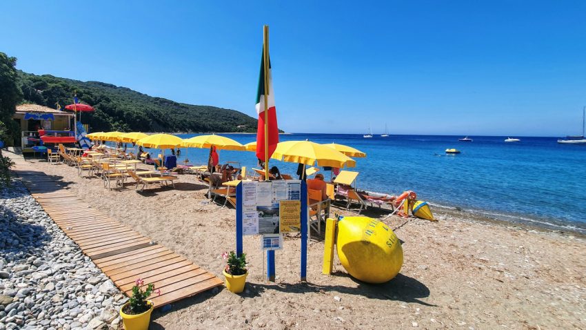 Pequena Cidade Na Costa Da Ilha De Elba, Em Itália. Número Elevado